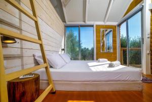 Ce lit se trouve dans un dortoir doté d'une grande fenêtre. dans l'établissement Dream Catcher., à Koukounariá