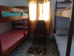 Divstāvu gulta vai divstāvu gultas numurā naktsmītnē Hostel Viajante Marajo