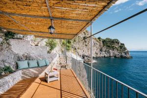 einen Balkon mit Meerblick in der Unterkunft Villa Eris Amalfi Coast in Conca dei Marini