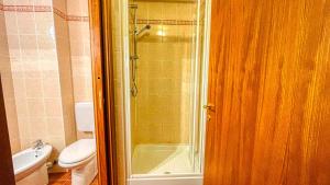 un bagno con doccia, WC e lavandino di Appartamento Smith Malvasia - Solo Affitti Brevi a Bardonecchia Altre 11 foto