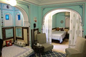 Postel nebo postele na pokoji v ubytování Jaipur Haveli