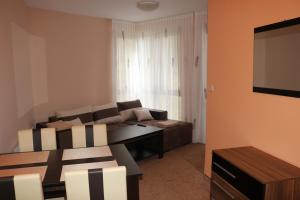 ein Wohnzimmer mit Sofa und Tisch in der Unterkunft Winter Аpartments Gerovi in Pamporowo