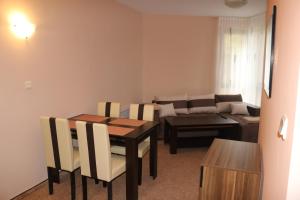 ein Wohnzimmer mit einem Tisch und einem Sofa in der Unterkunft Winter Аpartments Gerovi in Pamporowo