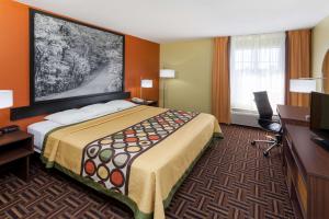 Postel nebo postele na pokoji v ubytování Super 8 by Wyndham Rochester