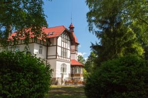 duży dom z czerwonym dachem w obiekcie Parkhotel Vrbno w mieście Vrbno pod Pradědem