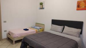 1 Schlafzimmer mit 2 Betten in einem Zimmer in der Unterkunft Lorenzo B&B House in Battipaglia