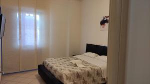 ein Schlafzimmer mit einem Bett mit einem weißen Objekt darauf in der Unterkunft Lorenzo B&B House in Battipaglia