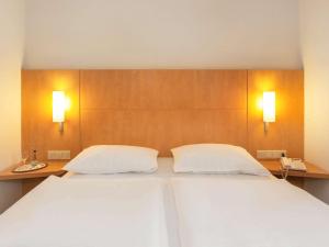 Giường trong phòng chung tại Saar City Hotel Superior