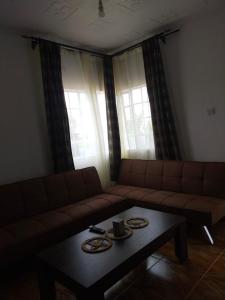 - un salon avec un canapé et une table basse dans l'établissement Bloom private home, à Thika