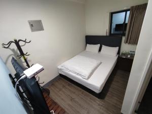 Postel nebo postele na pokoji v ubytování 莒光英雄館民宿 B&b