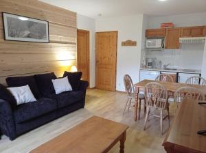 サモエンヌにあるBel Appartement en résidence avec piscinesのソファとテーブルのあるリビングルーム