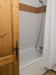 Vonios kambarys apgyvendinimo įstaigoje Bel Appartement en résidence avec piscines