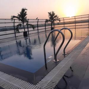 Bazén v ubytování Hotel Bhaskar nebo v jeho okolí