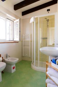 La salle de bains est pourvue d'une baignoire, d'un lavabo et d'une douche. dans l'établissement IMHOME - Ripamonti, à Milan