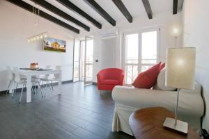 - un salon avec un canapé blanc et un fauteuil rouge dans l'établissement IMHOME - Ripamonti, à Milan
