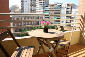 ein Tisch und zwei Stühle auf einem Balkon in der Unterkunft Las Minvas Centro in Castellón de la Plana