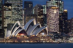 雪梨的住宿－Shangri-La Sydney，夜晚欣赏悉尼歌剧院的景色