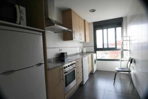 a kitchen with a refrigerator and a stove top oven at Las Minvas universidad in Castellón de la Plana