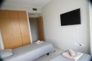 sypialnia z 2 łóżkami i telewizorem z płaskim ekranem w obiekcie Las Minvas universidad w mieście Castellón de la Plana