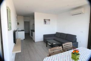 sala de estar con sofá y mesa en Minva apartamento junto al mar, en Grao de Castellón