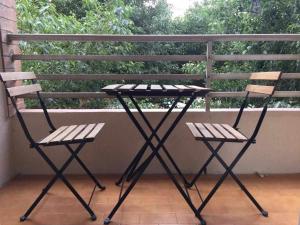 a picnic table and two chairs on a balcony at Las Mimvas centro excellent in Castellón de la Plana