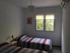 1 Schlafzimmer mit 2 Betten und einem Fenster in der Unterkunft Las Mimvas centro excellent in Castellón de la Plana