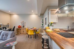een keuken en een woonkamer met een bank en een tafel bij Pier View - beautiful sea view apartment in Deal in Kent