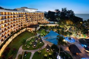 een luchtzicht op een hotel met een resort bij Shangri-La Golden Sands, Penang in Batu Ferringhi