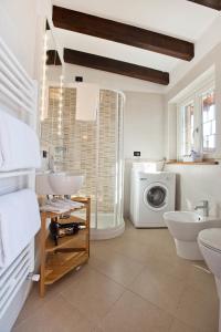 La salle de bains est pourvue d'un lavabo et d'un lave-linge. dans l'établissement IMHOME - Ripamonti, à Milan