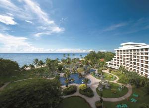 una vista aérea de un complejo y del océano en Shangri-La Golden Sands, Penang, en Batu Ferringhi