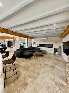 ein Wohnzimmer mit Couch und Kamin in der Unterkunft VILLA DEL CASTAGNOL in Saint-Nexans