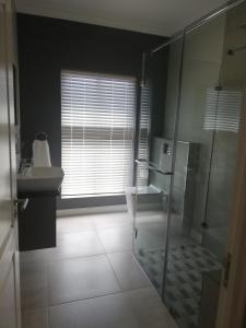 Um banheiro em 127 atlantic pearlbay yzerfontein