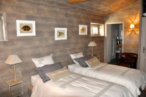 a bedroom with two beds in a room at Chambre d'Hôtes La Maisonnette in Étusson