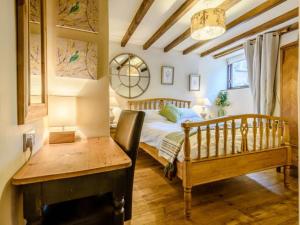 Postel nebo postele na pokoji v ubytování Tomboys Cottage