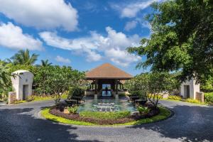 een prieel in een resort met een fontein bij Shangri-La Boracay in Boracay