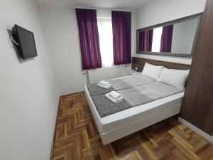 Katil atau katil-katil dalam bilik di Sunny apartment