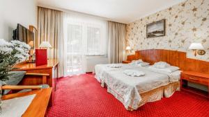 Łóżko lub łóżka w pokoju w obiekcie Karkonoski SPA - Bufet mini All Inclusive gratis!