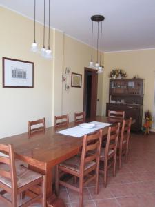 una sala da pranzo con tavolo e sedie in legno di Agriturismo Il Lago ad Arcugnano