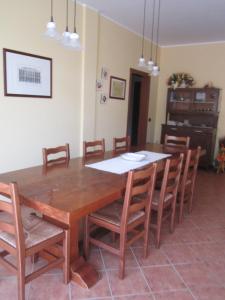 - une salle à manger avec une table et des chaises en bois dans l'établissement Agriturismo Il Lago, à Arcugnano