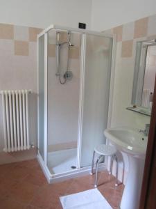 La salle de bains est pourvue d'une douche et d'un lavabo. dans l'établissement Agriturismo Il Lago, à Arcugnano