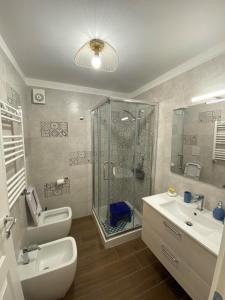 ein Bad mit einer Dusche, einem WC und einem Waschbecken in der Unterkunft Silvi's House in Neapel