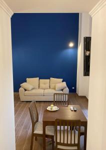 un soggiorno con divano, tavolo e sedie di Silvi's House a Napoli