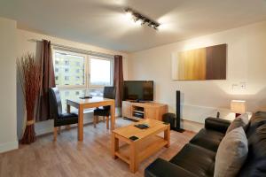 A seating area at Skyline Plaza By Flying Butler 