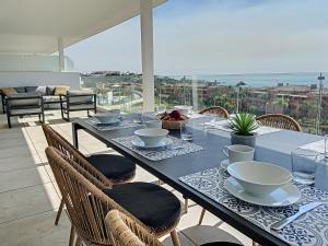 stół z miskami i talerzami na balkonie w obiekcie Via Celere 2330 Sea View Apartment w mieście Casares