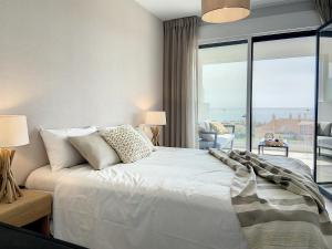 sypialnia z łóżkiem i dużym oknem w obiekcie Via Celere 2330 Sea View Apartment w mieście Casares +23 zdjęcia