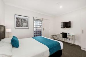 Un pat sau paturi într-o cameră la Comfort Inn & Suites Manhattan