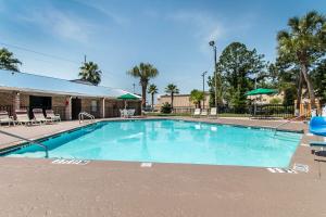 Swimming pool sa o malapit sa Quality Inn Hinesville - Fort Stewart Area, Kitchenette Rooms - Pool - Guest Laundry