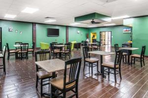 A restaurant or other place to eat at Quality Inn Hinesville - Fort Stewart Area, Kitchenette Rooms - Pool - Guest Laundry