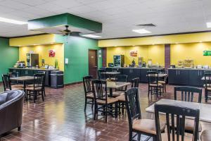 A restaurant or other place to eat at Quality Inn Hinesville - Fort Stewart Area, Kitchenette Rooms - Pool - Guest Laundry