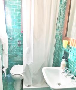 Un baño con un lavabo blanco y un inodoro. en Gioconda Villa, en Varenna